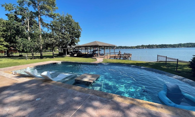 Willis Casa | Beautiful 3 bedroom Lake House with pool and Hot Tub on lake Conroe! LAKEFRONT