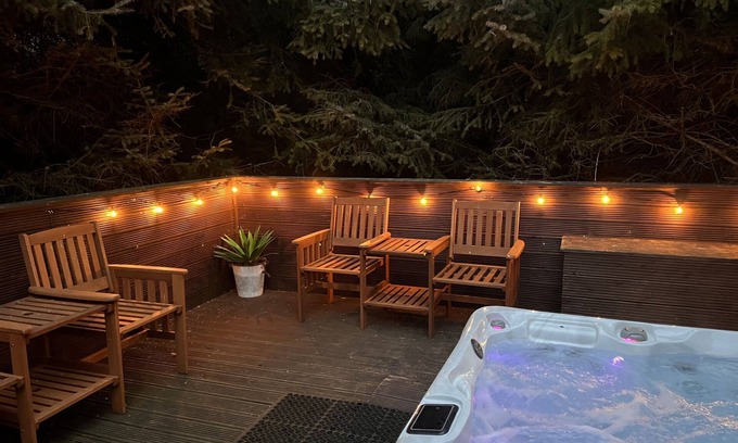 Morpeth Cabina | Beautiful 3 bedroom lodge with hot tub in stunning Northumberland