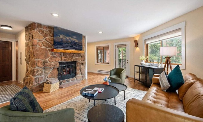 Old Town Condominio | Beautiful 3 bedroom, pet friendly, magnificent river views, walk to WP resort