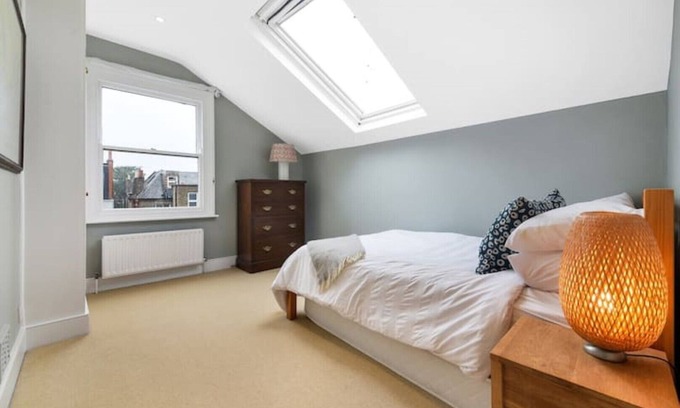 Shaftesbury Casa | Beautiful 3 bedroom Victorian House in Clapham with a Garden and Gym
