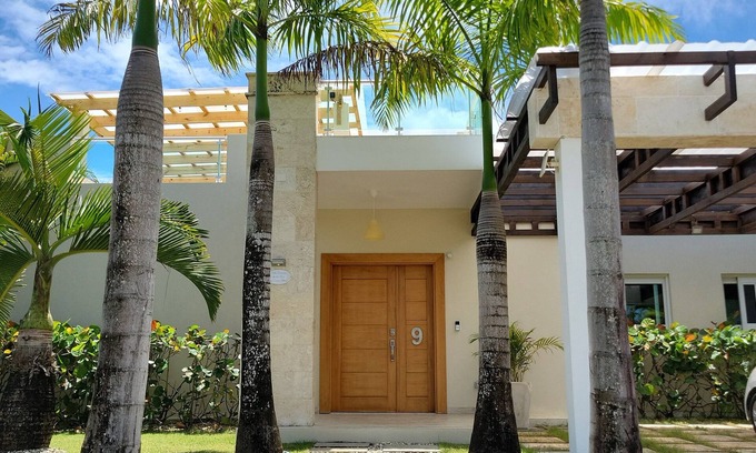 Playa Chiquita Villa | Hermosa villa de 3 dormitorios con piscina privada y patio en la azotea