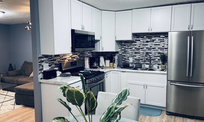 Cleveland Casa | Beautiful 3 BR Townhouse Near Downtown - Pet Friendly - Fenced Yard!