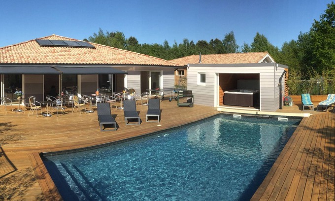 Grayan-Et-L'Hopital Villa | Hermosa casa de 300 m² con piscina climatizada y spa cerca del océano