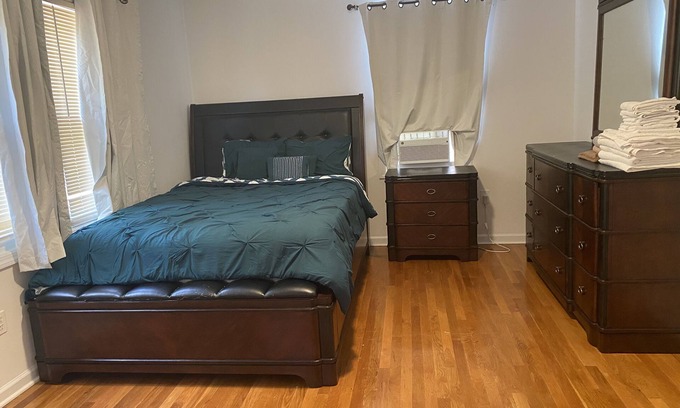 Williamsbridge Casa | Beautiful 3 level home free parking and self check in