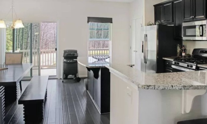 Waldorf Casa | Beautiful 3 level one car garage townhome