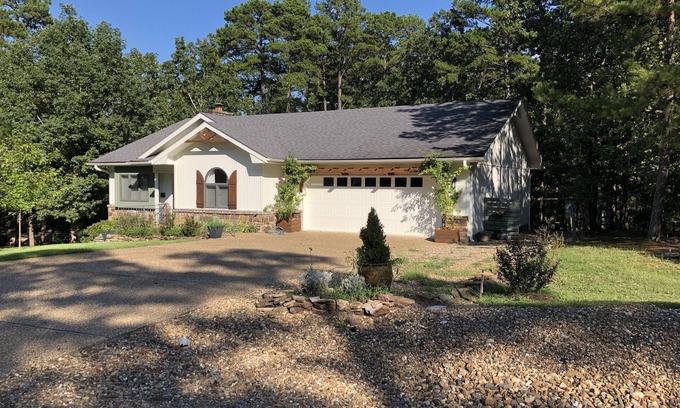 Hot Springs Village Casa | Beautiful 3/2 home situated in the woods near Lake Balboa