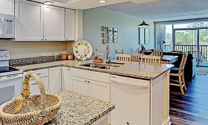 North Litchfield Beach Condominio | Hermoso 327 Litchfield Retiro Condo. Totalmente renovado 2018. Piscina y playa!
