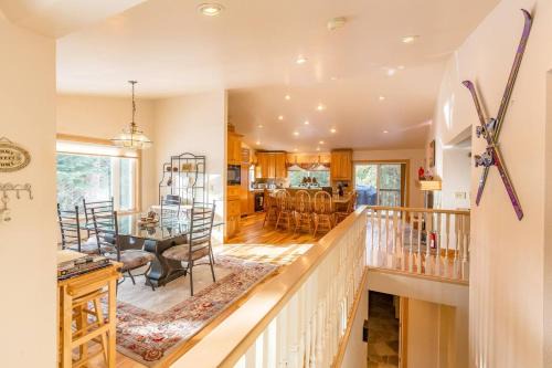 Round Hill Village Casa | Beautiful 3500sf Lake Tahoe Home W/Open Layout