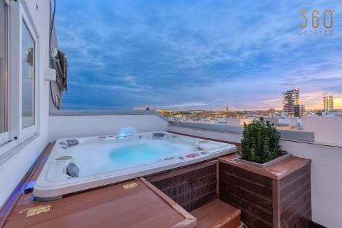 Gzira Apartamento | Beautiful 3BR Triplex penthouse with Hot-Tub by 360 Estates