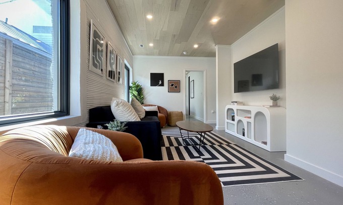 MLK Casa | Beautiful 3D Home 10 Minutes from Downtown | 4BD 3BA | Cowboy Pool