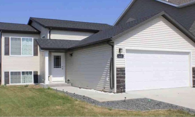 Fargo Casa | Beautiful 4 bdrm/2 bath