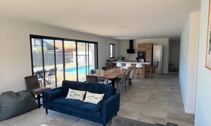 Parentis-en-Born Casa | Beautiful 4-bedroom house with swimming pool close to the sea