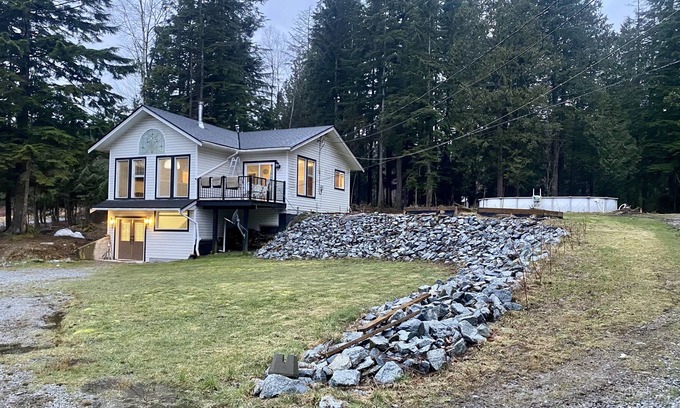 Hatzic Casa | Beautiful 4 bed 2 bath house on an Acreage