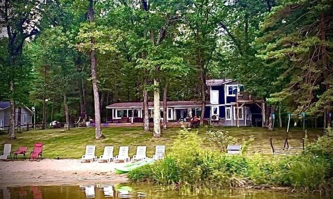 Fountain Casa | Beautiful 4 bed; 2 bath home on Long Lake!
