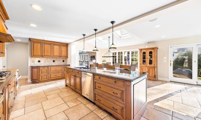 Fair Haven Casa | Beautiful 4 bed 3.5 bath colonial on tree-lined street in Fair Haven.