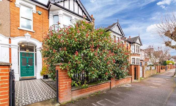 Redbridge Casa | Beautiful 4 bed 3 bath family home next to parks, shops, central London trains