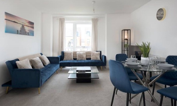Newport Pagnell Apartamento | Beautiful 4 Bed Flat In Milton Keynes With Parking