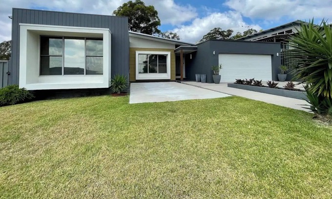 Cessnock Casa | Beautiful 4 bed Home With Bush Outlook in Quiet Street. 10 Mins to Wine Country