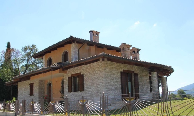 Canavaccio Casa | Beautiful 4 bed house in Urbino in the Marche