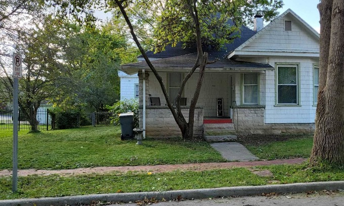 Bloomington Casa | Beautiful 4-bed House in Bloomington With Sauna