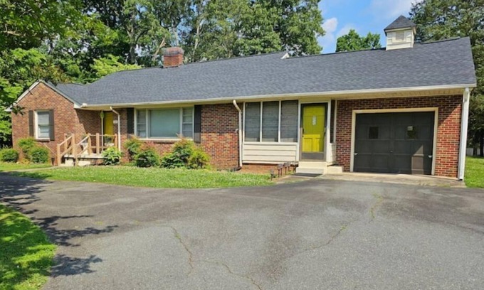 Burlington Casa | Beautiful 4 Bed Retreat near Elon College and The Burlington City Park.