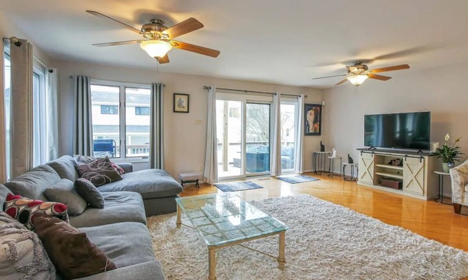 Margate City Casa | Beautiful 4 bedroom shore home with sunset bay views.