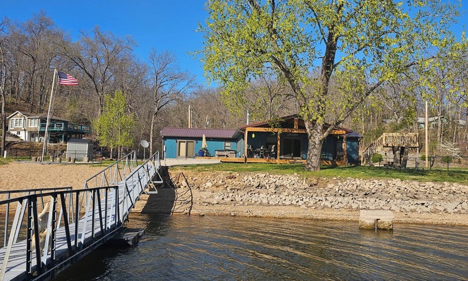 Barnett Casa | Beautiful 4 bedroom 2 bathroom lakeside cabin with large dock and sandy beach.