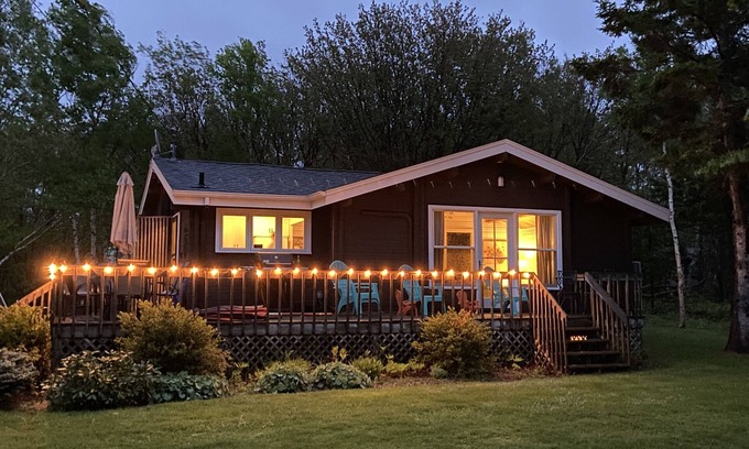 Bayview Cabaña | Beautiful 4 Bedroom 2 Bathroom Cottage - 5 minutes from Cavendish Beach!