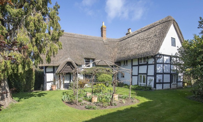 Twigworth Cabaña | Beautiful 4 Bedroom Cotswold Thatched Cottage