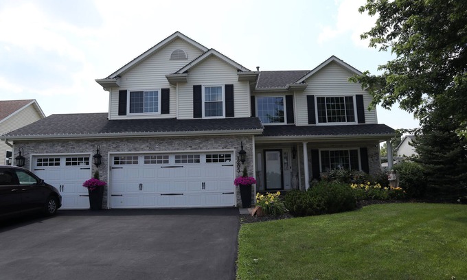 Belvidere Casa | Beautiful 4-bedroom house with 3 Seasons Room & Large Backyard in Belvidere