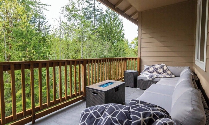 Longview Casa | Beautiful 4 bedroom house with King beds, Forest View