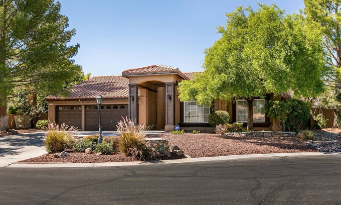 Las Vegas Casa | Beautiful 4 bedroom pool home in gated community