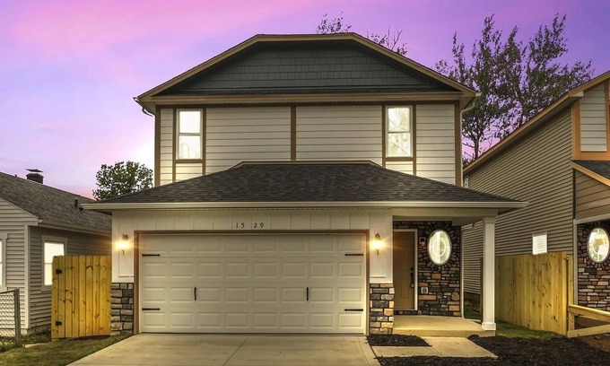 Columbus Casa | Beautiful 4 Bedroom Vacation Home in Columbus Ohio with Garage Parking