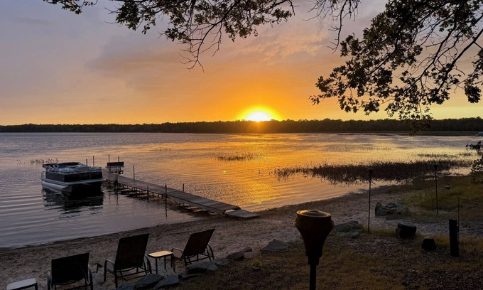 Markville Cabina | Beautiful 4-Bedroom Waterfront Log Home in Danbury, Wisconsin