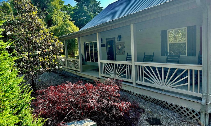 Byrdstown Cabina | Beautiful 4 BR Retreat 3 miles from Eagle Cove and Star Point Marinas on DHL