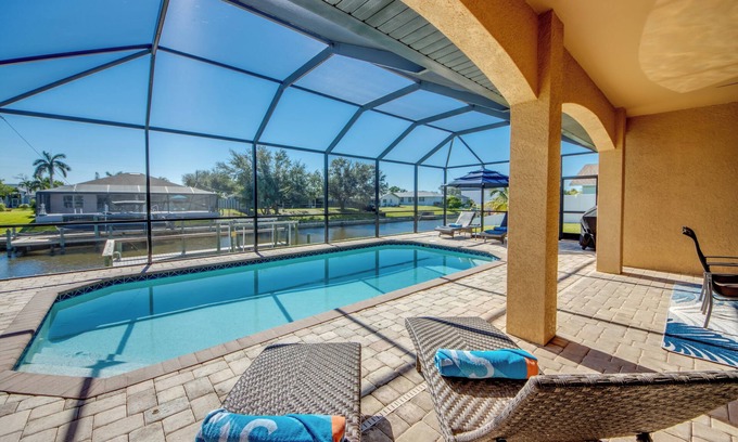 Cape Coral Villa | Beautiful 4 BR waterfront Villa w. heated pool/ kayaks/ bicycles/ fishing poles