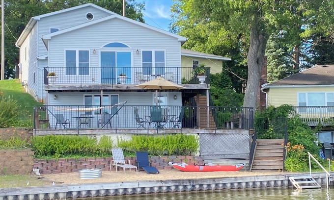 Newaygo Casa | Beautiful 4 season, 3 bd, 2.5 bath, private beach. AC. Pontoon available.