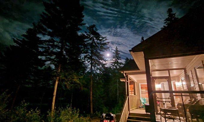 Saint Patrick Cabaña | Beautiful 4 Season Lakefront Cottage on quiet Lily Lake