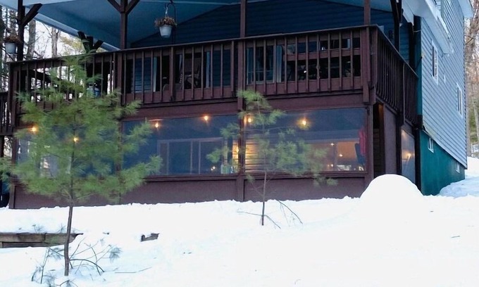 White Mills Casa | Hermoso 4 Temporada Lakefront Chalet en los Poconos!