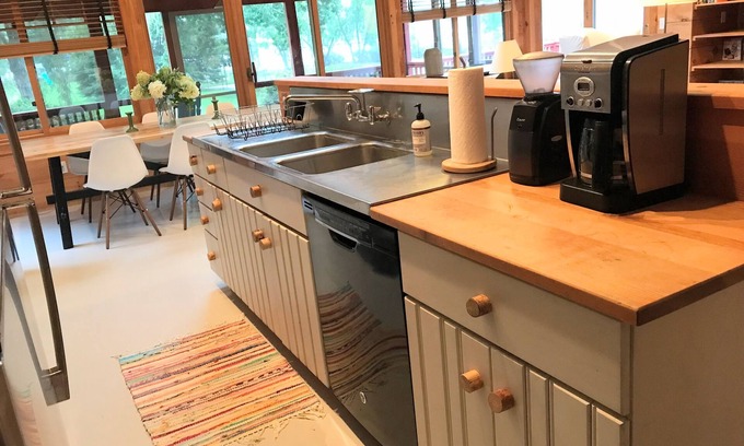 Weatogue Casa | BEAUTIFUL 4-SEASON RENTAL DIRECTLY ON TWIN LAKES