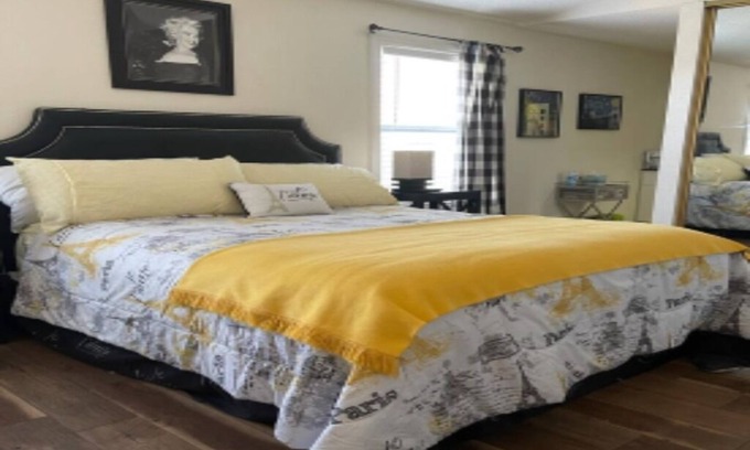 Vallejo Casa | Bella y comfortable Dormitorio Principal con bano completo y Parking