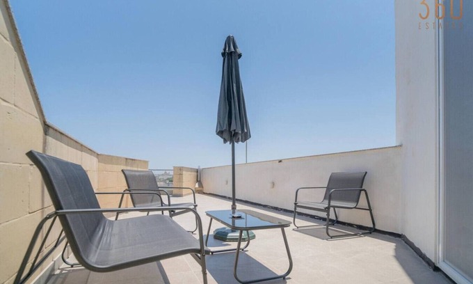 Tarxien Apartamento | Beautiful 4BR penthouse with large terrace w/WIFI