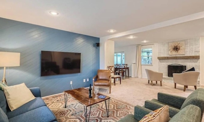 Louisville Casa | Beautiful 5 BDR Louisville Home W/Private Backyard