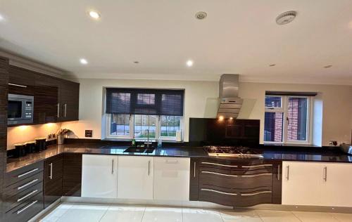 Binfield Casa | Beautiful 5 Bed 3 Bathroom Detached Family Home 8