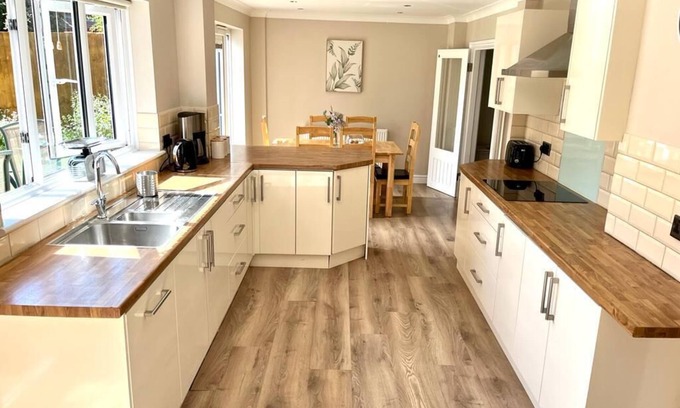 Waterlooville Casa | Beautiful 5 bed detached house with parking