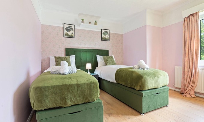 Aylesbury Casa | Beautiful 5 Bedroom House with free parking,penn rd
