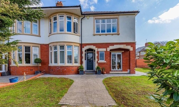 Cyncoed Casa | Beautiful 5 bedroom House in smart suburb. Close to beautiful Lake & Parkland.