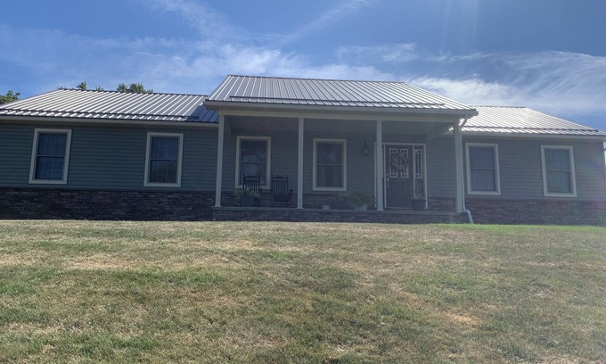 Oakland Mills Casa | Beautiful 5-Bedroom Home with Lots of Space