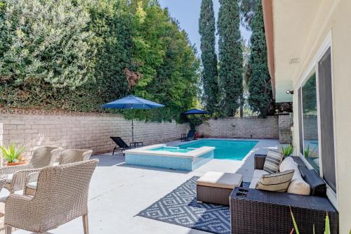 Sherman Oaks Casa | Beautiful 5 bedroom sleeps16 pool Universal