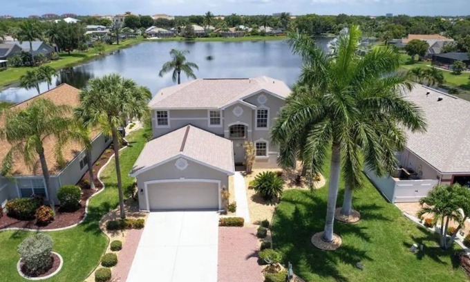 Beachwalk Isles Casa | Beautiful 5 Bedroom Pool Home on the Water!
